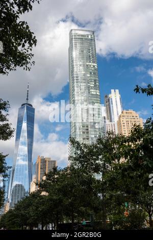 1 WTC und andere Wolkenkratzer, von der West Street aus gesehen, nach Norden, NYC, USA, 2021 Stockfoto
