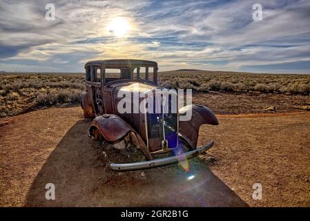 Die Schale eines alten Modell-T-Autos, montiert auf Betonsäulen, markiert die alte historische Route 66 im Petrified Forest National Park Arizona. Fällig t Stockfoto