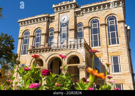 Altes Gerichtsgebäude an einem wunderschönen Herbstnachmittag. Ottawa, Illinois, USA. Stockfoto