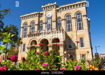 Altes Gerichtsgebäude an einem wunderschönen Herbstnachmittag. Ottawa, Illinois, USA. Stockfoto