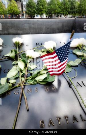 National September 11 Memorial am 20. Jahrestag des Angriffs hatte viele Blumen auf der Wall of Names, New York City, USA 2021 Stockfoto