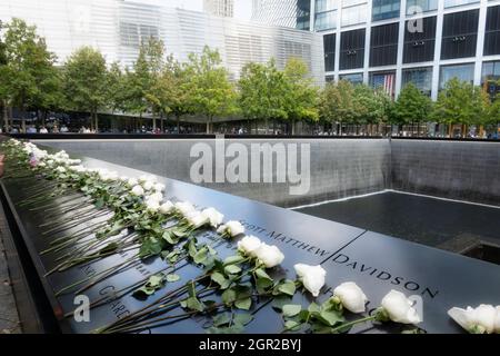 WTC Footprint Pool and Waterfalls „Reflecting Absence“ im National September 11 Memorial, Lower Manhattan, NYC Stockfoto