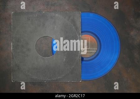 Gealtertes schwarzes Papiercover und blaue Vinyl-LP-Platte isoliert auf rostigen Hintergrund Stockfoto
