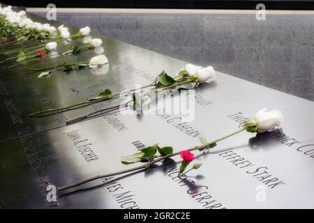 National September 11 Memorial am 20. Jahrestag des Angriffs hatte viele Blumen auf der Wall of Names, New York City, USA 2021 Stockfoto