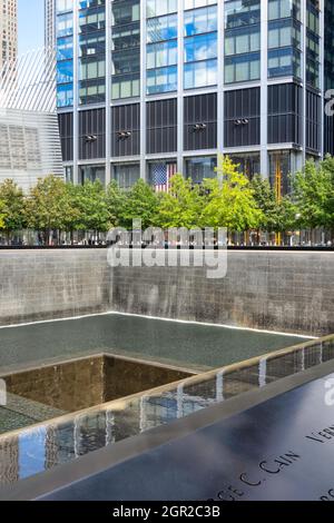 WTC Footprint Pool and Waterfalls „Reflecting Absence“ im National September 11 Memorial, Lower Manhattan, NYC Stockfoto