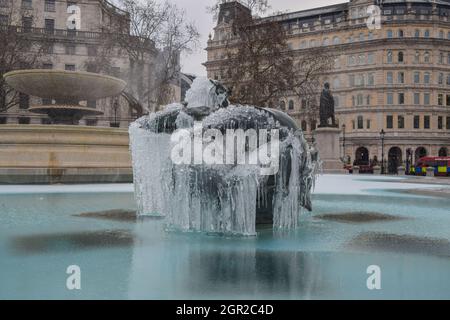 Statue des gefrorenen Springbrunnens am Trafalgar Square, London, Großbritannien 11. Februar 2021. Stockfoto