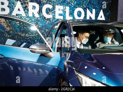 Barcelona, Spanien. September 2021. Pedro Sanchez (l.), Regierungschef Spaniens, und Herrn Wallet VI (r), König von Spanien, testet ein Auto an einem Stand auf der Messe „Automobile Barcelona“. Quelle: Clara Margais/dpa/Alamy Live News Stockfoto