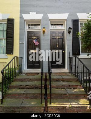 Washington DC - 13. August 2013: Zwei nebeneinander liegende Häuser in Georgetown in Washington DC teilen sich die gleiche Hausnummer Stockfoto