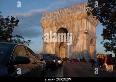 Paris, Frankreich, 30. September 2021: Der Arc de Triomphe in Paris, wie von den Künstlern Christo und Jeanne-Claude geplant in Silbergewebe gewickelt, zieht einen stetigen Strom von Touristen an. An diesem Wochenende wird der Place Charles de Gaulle, der den Bogen umgibt, für den Verkehr gesperrt, was eine sicherere Sicht auf die Sehenswürdigkeiten ermöglicht als für diejenigen, die aus der Mitte der Boulevards, die vom Kreisverkehr ausstrahlen, einige Aufnahmen gemacht haben. Die Kunstinstallation wird ab Montag, dem 4. Oktober, demontiert, damit die Feierlichkeiten zum Waffenstillstandstag wie gewohnt stattfinden können. Anna Watson/Alamy Live News Stockfoto