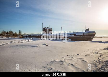 VYTEGRA, RUSSLAND - FEBRUAR, 2021: Diesel-elektrisches U-Boot der UdSSR Navy B-440 nach dem Ende seiner Lebensdauer wird als Museum verwendet. An der Küste o Stockfoto