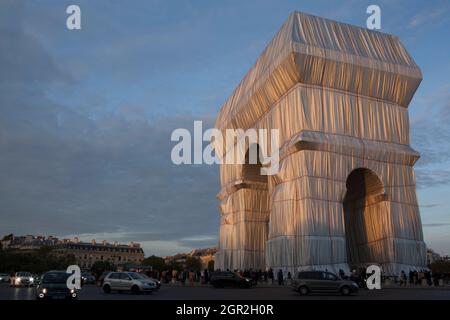 Paris, Frankreich, 30. September 2021: Der Arc de Triomphe in Paris, wie von den Künstlern Christo und Jeanne-Claude geplant in Silbergewebe gewickelt, zieht einen stetigen Strom von Touristen an. An diesem Wochenende wird der Place Charles de Gaulle, der den Bogen umgibt, für den Verkehr gesperrt, was eine sicherere Sicht auf die Sehenswürdigkeiten ermöglicht als für diejenigen, die aus der Mitte der Boulevards, die vom Kreisverkehr ausstrahlen, einige Aufnahmen gemacht haben. Die Kunstinstallation wird ab Montag, dem 4. Oktober, demontiert, damit die Feierlichkeiten zum Waffenstillstandstag wie gewohnt stattfinden können. Anna Watson/Alamy Live News Stockfoto