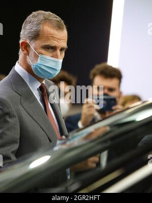 Barcelona, Spanien. September 2021. Der König von Spanien, der König von Spanien, besucht einen Stand auf dem 'Automobile Barcelona'. Quelle: Clara Margais/dpa/Alamy Live News Stockfoto