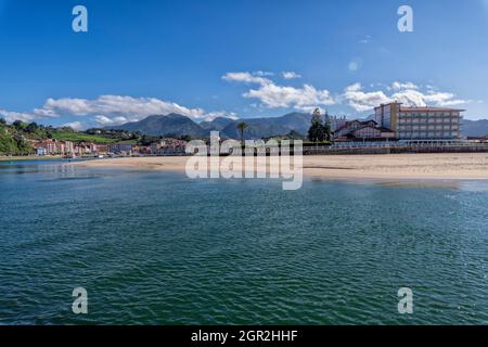 Panoramablick auf Ribadesella in Spanien. Touristische Stadt Asturien in Nordspanien. Stockfoto