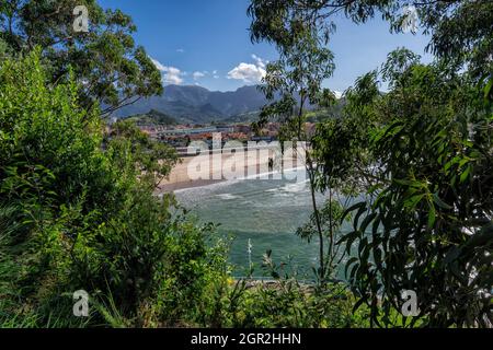 Panoramablick auf Ribadesella in Spanien. Touristische Stadt Asturien in Nordspanien. Stockfoto