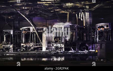 Stuttgart, Deutschland. September 2021. Ausgebrannte Busse werden nach der Brandbekämpfung in einem Busdepot gesehen. Am Abend brannte im Busdepot des Stuttgarter Verkehrsvereines. Quelle: Tom Weller/dpa/Alamy Live News Stockfoto