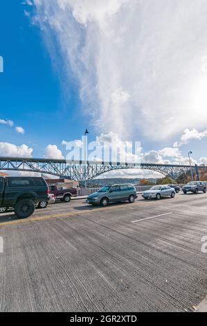 Blick auf die Aurora Bridge und eingerahmt von der Fremont Bridge (Zugbrücke) in Fremont, Washington. Stockfoto