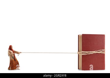 Ganzkörperaufnahme einer Frau, die einen Hijab trägt und ein Buch mit einem isolierten Seil auf weißem Hintergrund zieht Stockfoto