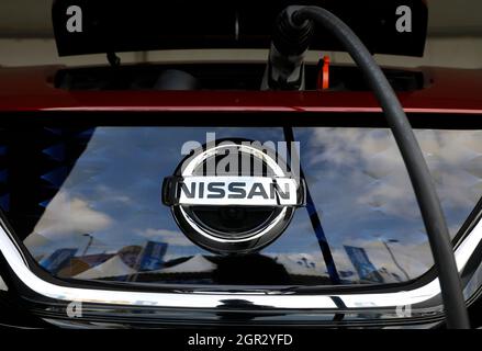 Barcelona, Spanien. September 2021. Auf der 'Automobile Barcelona' 2021 wird ein Elektromodell des Herstellers Nissan geladen. Quelle: Clara Margais/dpa/Alamy Live News Stockfoto