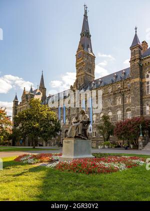 Washington DC - 13. August 2013: Statue von John Carroll vor der Healy Hall, dem historischen Flagship-Gebäude der Georgetown University Stockfoto