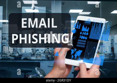 Konzeptionelle Anzeige von E-Mail-Phishing. Business-Ansatz-E-Mails, die Links zu Websites, die Malware verteilen können Hand berühren Bildschirm des Mobiltelefons in Stockfoto