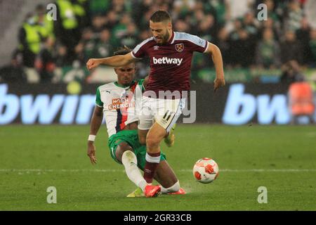 London, Großbritannien. September 2021. Nikola Vlasic von West Ham United (R) wird von Emanuel Aiwu von Rapid Vienna (L) in Angriff genommen. UEFA Europa League Spiel, Gruppe H, West Ham Utd gegen Rapid Wien im London Stadium, Queen Elizabeth Olympic Park in London am Donnerstag, 30. September 2021. Dieses Bild darf nur für redaktionelle Zwecke verwendet werden. Nur zur redaktionellen Verwendung, Lizenz für kommerzielle Nutzung erforderlich. Keine Verwendung bei Wetten, Spielen oder Veröffentlichungen in einem Club/einer Liga/einem Spieler. PIC von Steffan Bowen/Andrew Orchard Sports Photography/Alamy Live News Credit: Andrew Orchard Sports Photography/Alamy Live News Stockfoto