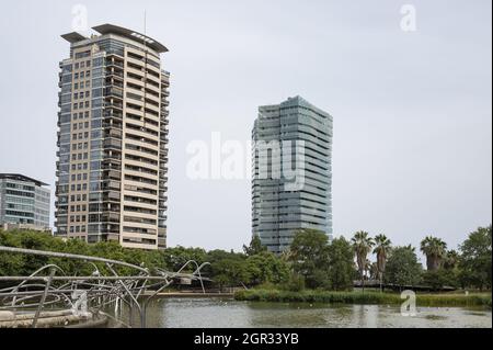 BARCELONA, SPANIEN - 25. Aug 2021: Die Wolkenkratzer von Barcelona im Forum Park Stockfoto