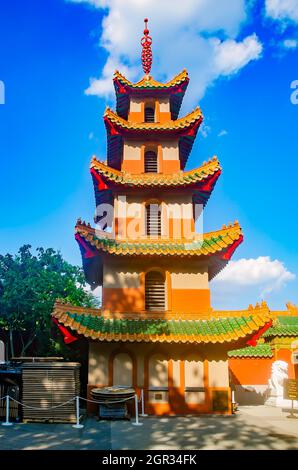 Eine chinesische Pagode dient als Eingang zur drei Hektar großen China-Ausstellung im Memphis Zoo am 8. September 2015 in Memphis Tennessee. Stockfoto