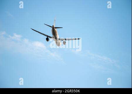 Helsinki / Finnland - 1. JUNI 2018: Eine Silhouette eines Airbus A321, der von der finnischen Flaggenträger Finnair betrieben wird, vor hellblauem Himmel Stockfoto