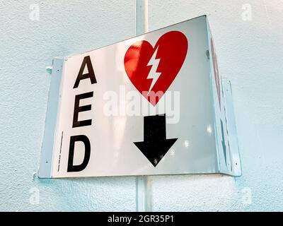 Nahaufnahme eines automatischen externen Defibrillators an einer Wand Stockfoto