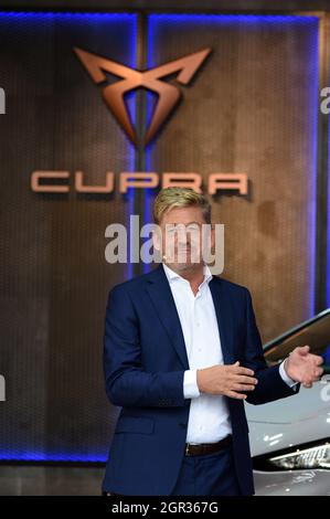 Barcelona, Spanien. September 2021. Wayne Griffiths CEO des Automobilkonzerns Seat und Cupra während der Präsentation des neuen Elektroautos Cupra Born der CEO der Automobilunternehmen Seat und Cupra, Wayne Griffiths, präsentierte heute auf der Automobile Barcelona das neue 100 %-Elektroauto der Automobilmarke Cupra Credit: SOPA Images Limited/Alamy Live News Stockfoto