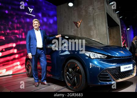 Barcelona, Spanien. September 2021. Wayne Griffiths CEO von Seat und Cupra Unternehmen automovilistica Neben dem neuen Cupra geboren Elektroauto der CEO der Automobilunternehmen Seat und Cupra, Wayne Griffiths, heute auf der Automobile Barcelona vorgestellt, die Cupra geboren das neue 100% Elektroauto der Automobilmarke Cupra Kredit: SOPA Images Limited/Alamy Live News Stockfoto