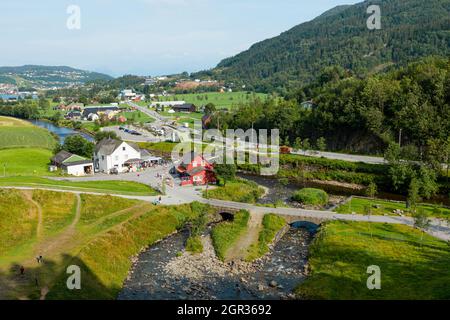 Odda Stadt in einem engen Tal zwischen hoch aufragenden Bergen, Norwegen Stockfoto