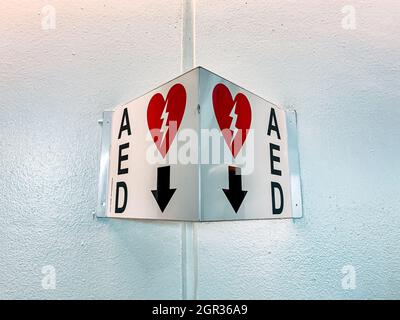 Nahaufnahme eines automatischen externen Defibrillators an einer Wand Stockfoto