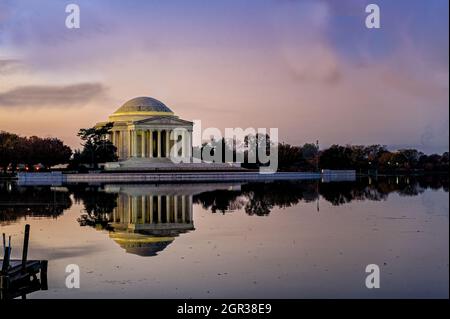 Sonnenaufgang am Jefferson Memorial und Tidal Basin in Washington, D.C. Stockfoto