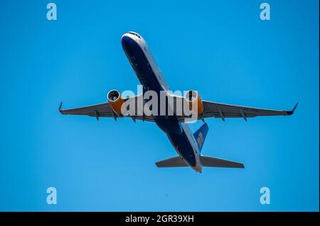 Helsinki / Finnland - 4. APRIL 2019: Eine Boeing 757, die von Icelandair betrieben wird, klettert nach dem Abflug vom Helsinki Vantaa Airpor gegen den strahlend blauen Himmel Stockfoto