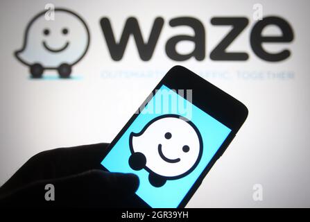 Ukraine. September 2021. In dieser Abbildung ist ein Waze-Logo einer GPS-Navigationssoftware-App auf einem Smartphone und einem pc-Bildschirm zu sehen. (Foto von Pavlo Gonchar/SOPA Images/Sipa USA) Quelle: SIPA USA/Alamy Live News Stockfoto