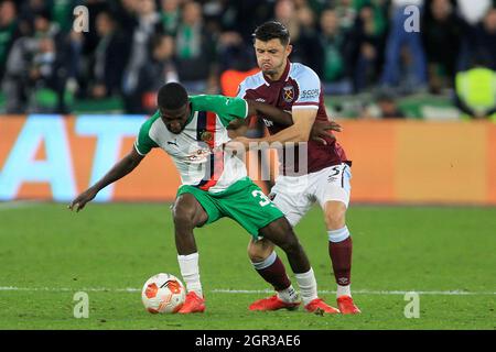 London, Großbritannien. September 2021. Kelvin Arase von Rapid Vienna (L) hält Aaron Cresswell von West Ham United (R) zurück. UEFA Europa League Spiel, Gruppe H, West Ham Utd gegen Rapid Wien im London Stadium, Queen Elizabeth Olympic Park in London am Donnerstag, 30. September 2021. Dieses Bild darf nur für redaktionelle Zwecke verwendet werden. Nur zur redaktionellen Verwendung, Lizenz für kommerzielle Nutzung erforderlich. Keine Verwendung bei Wetten, Spielen oder Veröffentlichungen in einem Club/einer Liga/einem Spieler. PIC von Steffan Bowen/Andrew Orchard Sports Photography/Alamy Live News Credit: Andrew Orchard Sports Photography/Alamy Live News Stockfoto