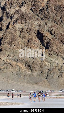 Badwater Basin, der tiefste Punkt in Nordamerika mit 282 Fuß unter dem Meeresspiegel. Stockfoto