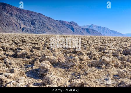 Der Devils Golf Course im Death Valley besteht aus großen Salzformationen, die so weit das Auge reicht aus der kargen Landschaft ragen Stockfoto