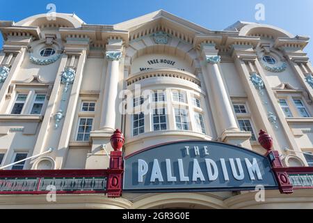 The Palladium Facade (Wetherspoon Pub), Gloddaeth Street, Llandudno, Conwy County Borough, Wales, Vereinigtes Königreich Stockfoto