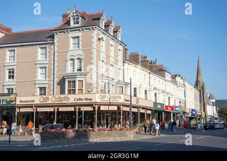 Cafés und Geschäfte, Mostyn Street, Llandudno, Conwy County Borough, Wales, Vereinigtes Königreich Stockfoto