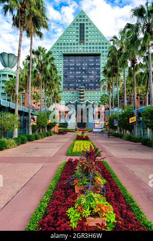 Prunkvolle Gärten entlang des Gehwegs des Walt Disney World Dolphin Resort Stockfoto