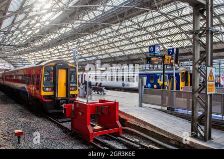 Bahnsteige 6 und 7 am Bahnhof Liverpool Lime Street, Liverpool, Merseyside, Großbritannien. Stockfoto