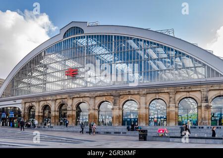 Außenansicht des Bahnhofs Liverpool Lime Street, Liverpool, Merseyside, Großbritannien. Stockfoto