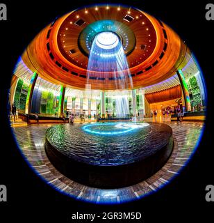 Fischaugen-Blick auf den runden oculus-Brunnen im Seminole Hard Rock Hotel und Casino Stockfoto