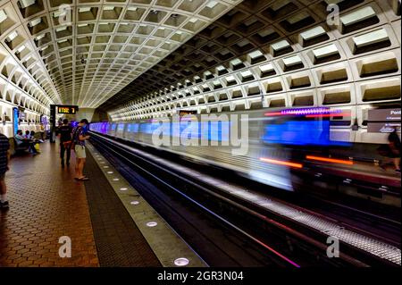 Pendler, die auf den nächsten U-Bahn-Zug am Bahnhof im Stadtzentrum von Washington D.C. warten Stockfoto