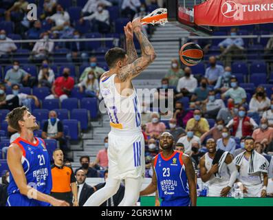 Madrid, Spanien. 30. September 2021; Madrid, Spanien: Euroleague Basketball, Real Madrid gegen Anadolu Efes Istanbul; Vincent Poirier vom Team Real Madrid während des ersten Matchtages zwischen Real Madrid und Anadolu Efes Istanbul Credit: Action Plus Sports Images/Alamy Live News Stockfoto
