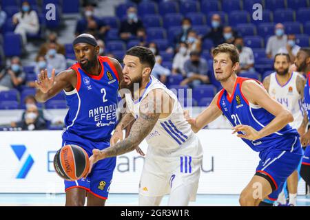 Madrid, Spanien. 30. September 2021; Madrid, Spanien: Euroleague Basketball, Real Madrid gegen Anadolu Efes Istanbul; Vincent Poirier vom Team Real Madrid Tibor Pleiss und Chris Singleton vom Team Anadolu Efes während des Matchday 1 zwischen Real Madrid und Anadolu Efes Istanbul Credit: Action Plus Sports Images/Alamy Live News Stockfoto