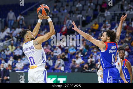 Madrid, Spanien. 30. September 2021; Madrid, Spanien: Euroleague Basketball, Real Madrid gegen Anadolu Efes Istanbul; Nigel Williams-Goss vom Team Real Madrid schießt über Shane Larkin vom Team Anadolu Efes und während des Matchday 1 zwischen Real Madrid und Anadolu Efes Istanbul Credit: Action Plus Sports Images/Alamy Live News Stockfoto