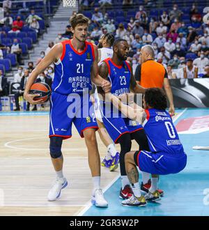 Madrid, Spanien. 30. September 2021; Madrid, Spanien: Euroleague Basketball, Real Madrid gegen Anadolu Efes Istanbul; Shane Larkin wird von James Anderson und Tibor Pleiss vom Team Anadolu Efes während des Matchday 1 zwischen Real Madrid und Anadolu Efes Istanbul unterstützt.Credit: Action Plus Sports Images/Alamy Live News Stockfoto